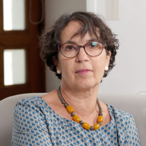 Consulta a Lucía Fernández y descubre tus patrones de vida, desbloquea emociones y encuentra claridad con tarot evolutivo, astrología emocional y meditación guiada.
